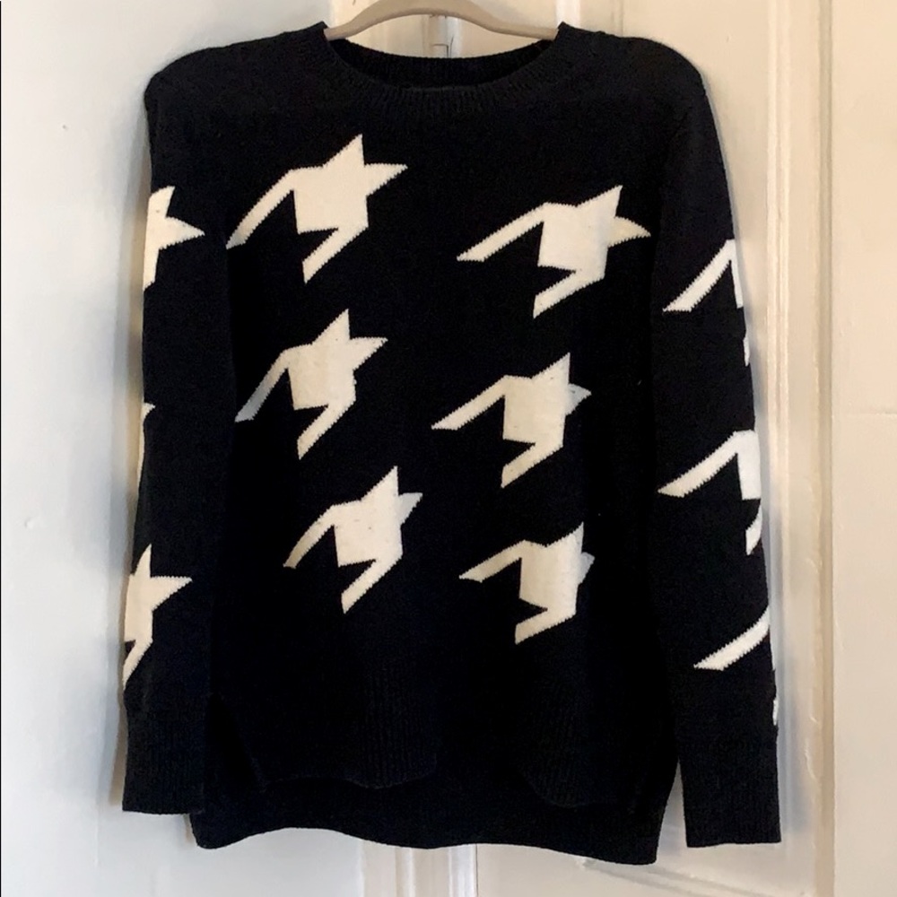 Chic black & white sweater
